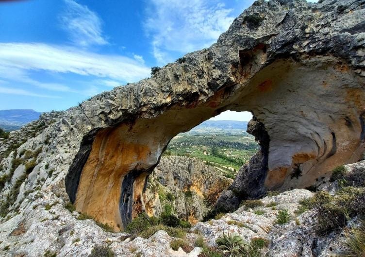 La fortalesa sobre la vall: Castell de Penàguila i Arc de Santa Llúcia