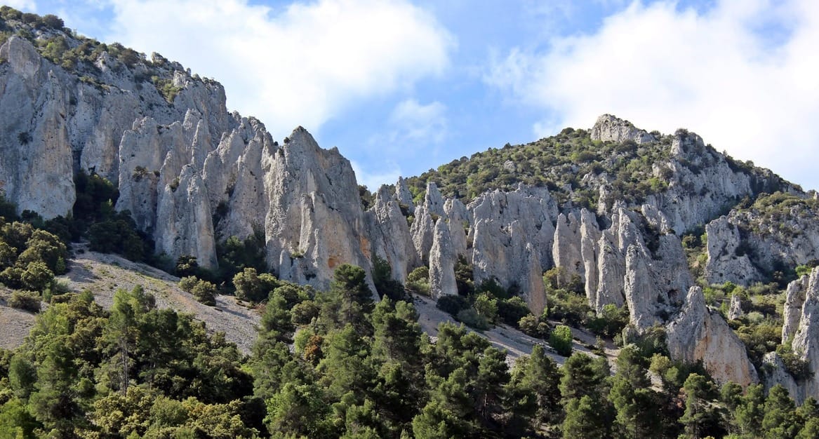 Serrella: La piedra y la nieve cuentan la historia de estas montañas