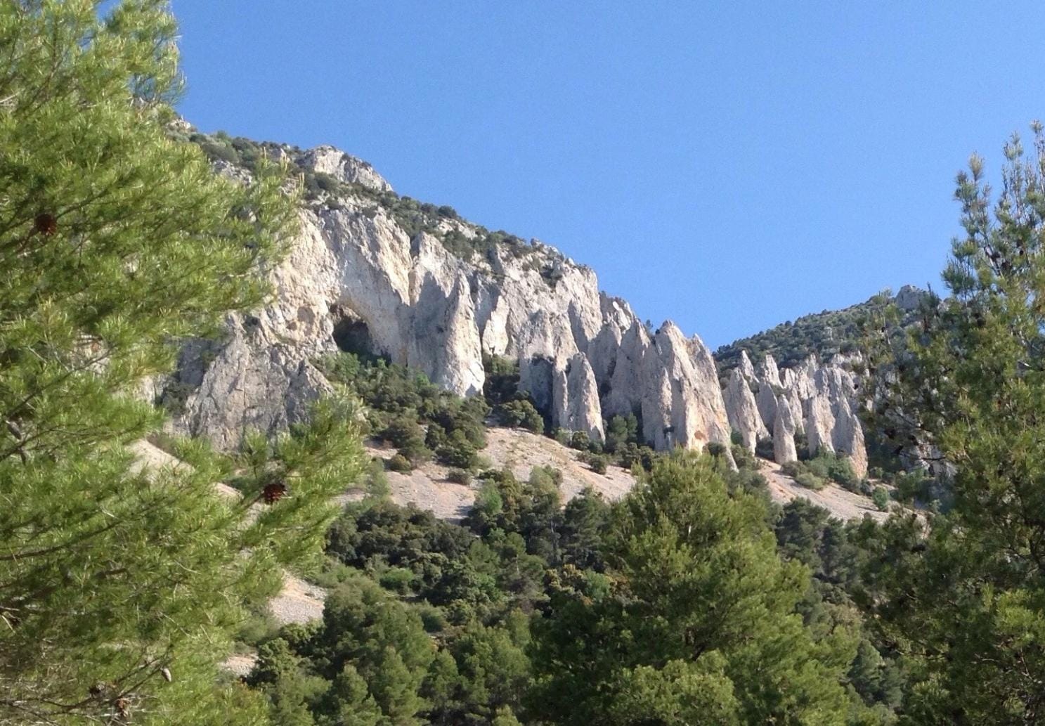 Sender de les Agulles: Entre frares de pedra