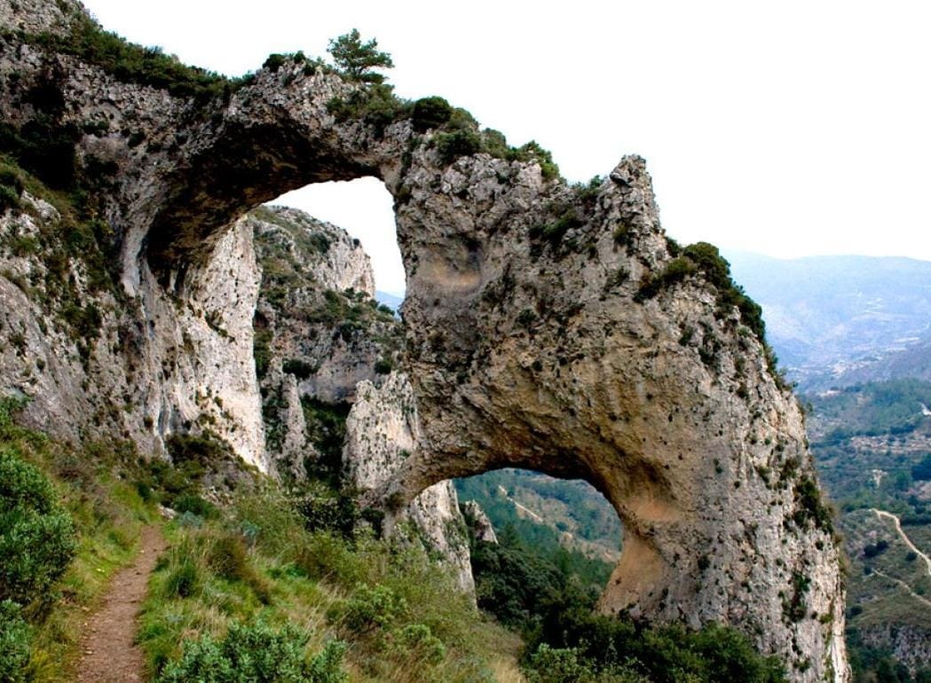 Els Arcs de Castell de Castells: La roca que dibuixa el paisatge
