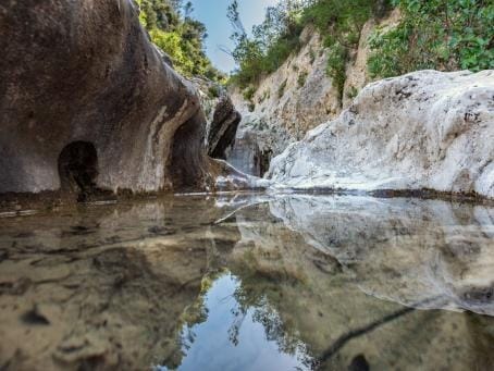 Senda dels Tolls i Cova del Rull: De l’aigua al món subterrani